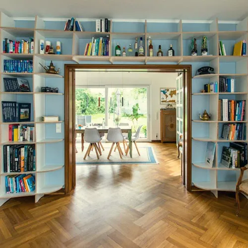Bücherregal über Türöffnung