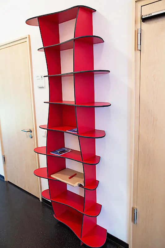 Rotes Reagl aus Multiplex Platten