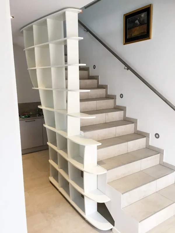 Abgestuftes Treppenregal