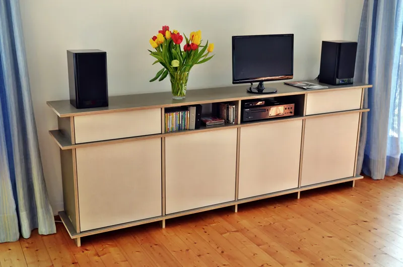 TV-Rack mit Türen