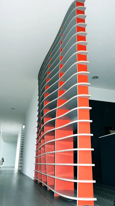 Rotes Bücherregal