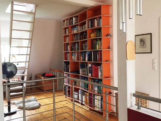 Orangenes Bücherregal