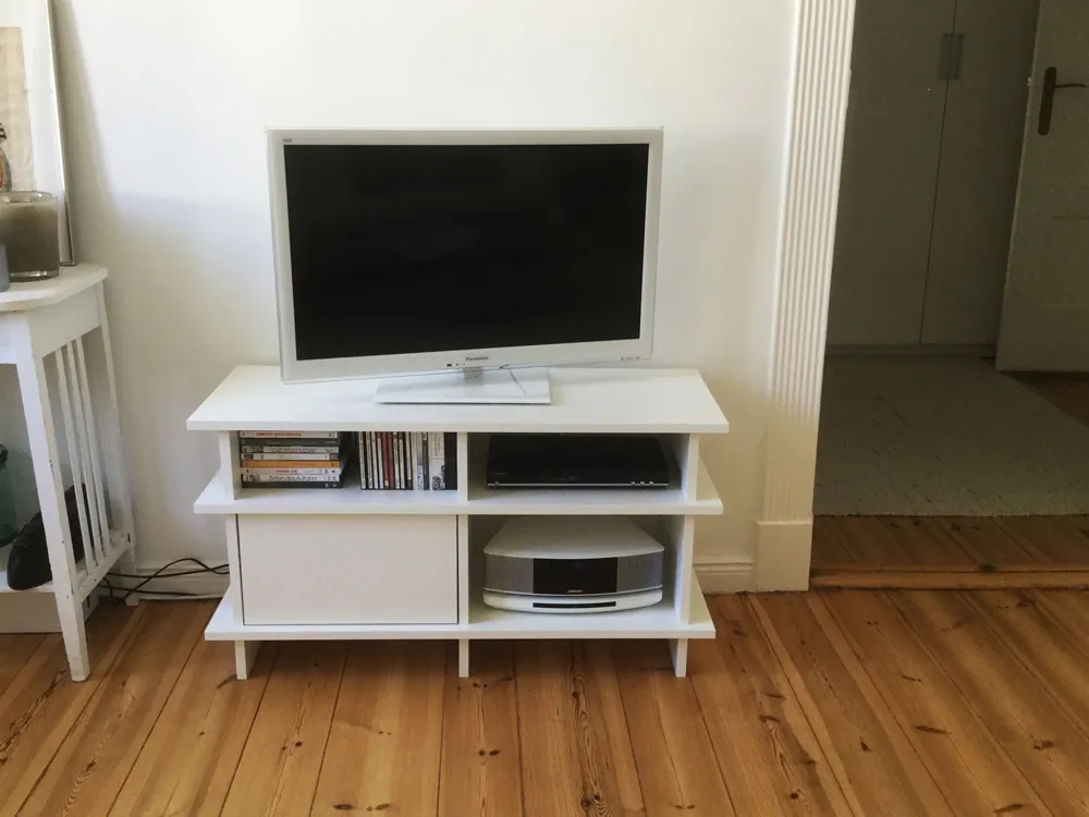 Kleiner weißer TV-Schrank