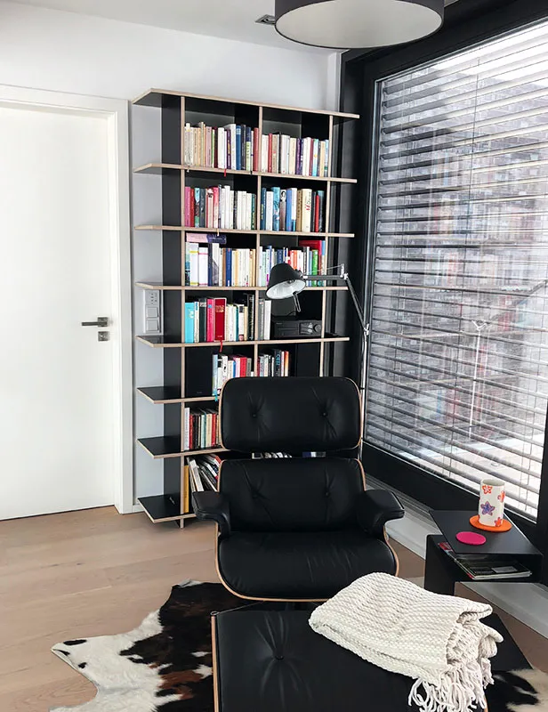 Gerades schwarzes Bücherregal
