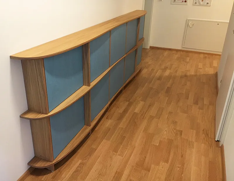 Blaues Sideboard im Flur
