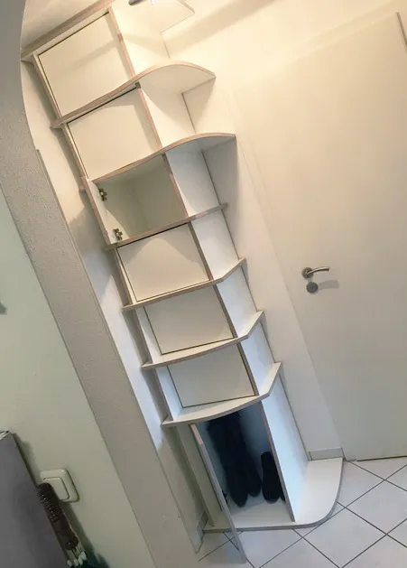 Weißes Eckregal mit Türen