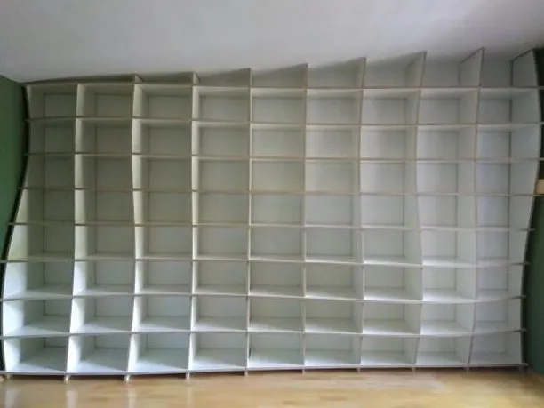 Weißes angepasstes Bücherregal