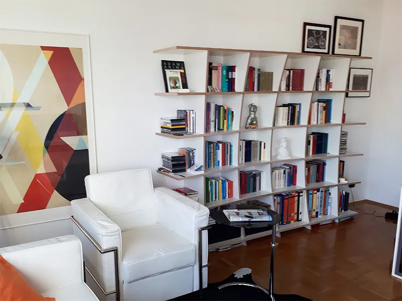Geschwungenes weißes Bücherregal