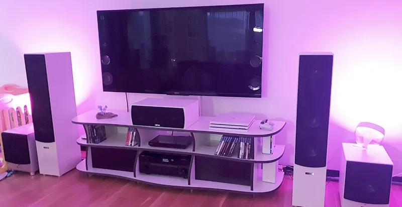 Weißes TV-Lowboard mit schwarzen Kanten