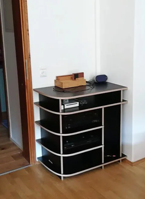Schwarzes Sideboard mit Multiplex-Kanten