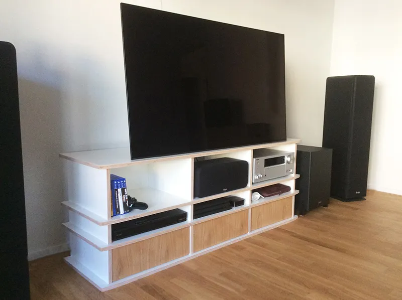 TV-Rack mit Türen aus Echtholzfurnier