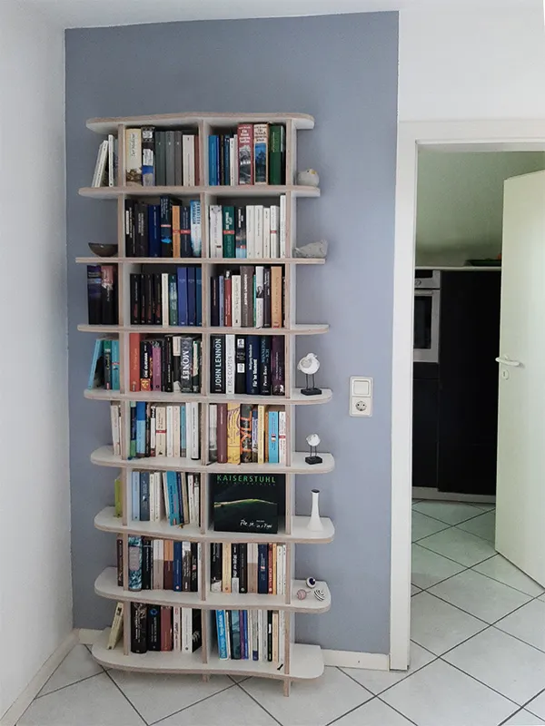 Bücherregal mit abgerundeteten Kanten