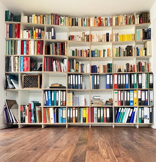 Weißes Bücherregal