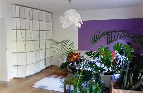 Weiße Regalwand