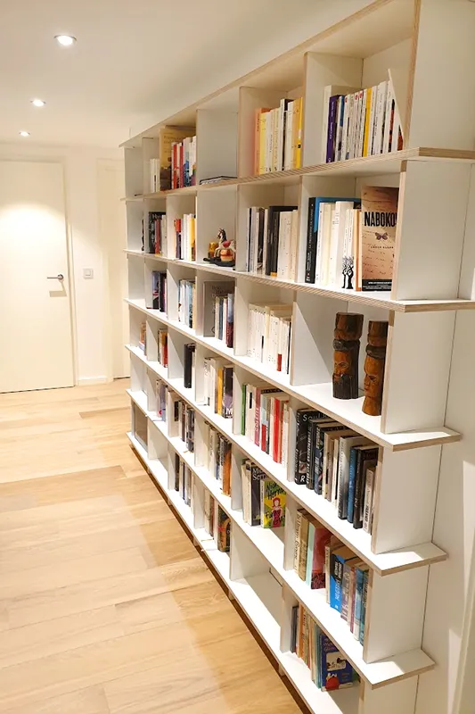 Weißes Bücherregal