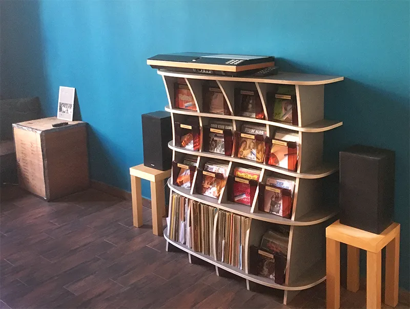 Graues Sideboard mit CDs und Schallplatten