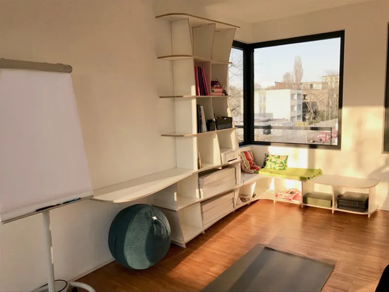 Regal mit angepasster Sitzbank