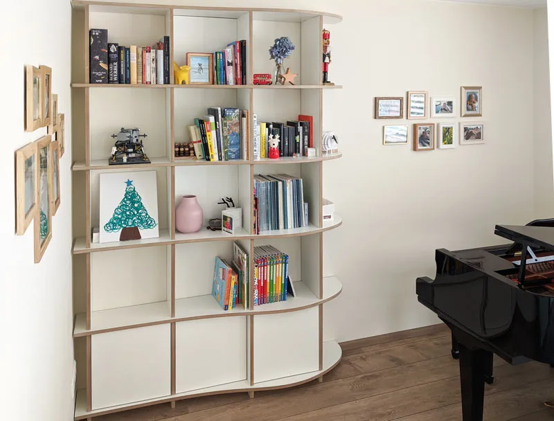 Weißes geschwungenes Bücherregal