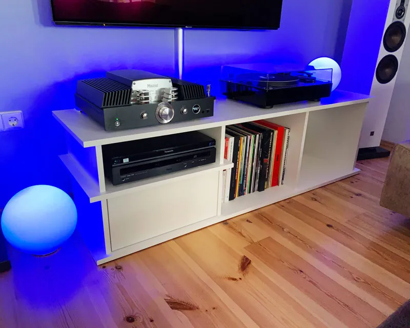 schlichtes TV-Board mit einer Klappe