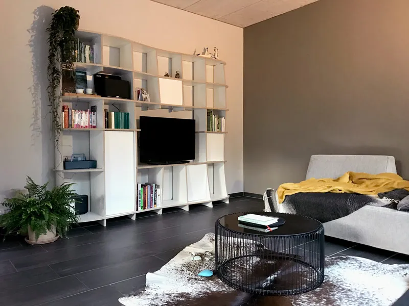 Weiße Wohnwand TV Aussparung