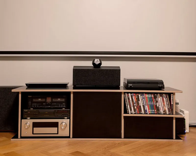 schlichtes TV-Lowboard