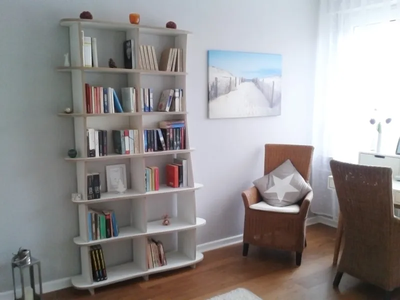 geschwungenes Bücherregal