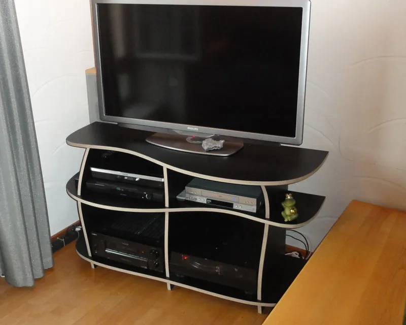 Geschwungenes TV-Rack