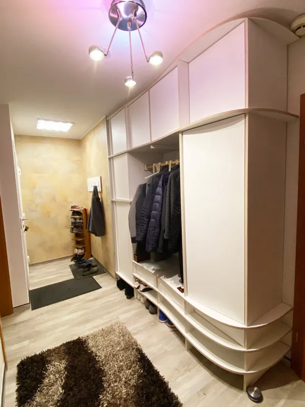 Weißer Garderobenschrank