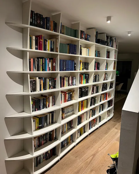 Abgerundetes Bücherregal