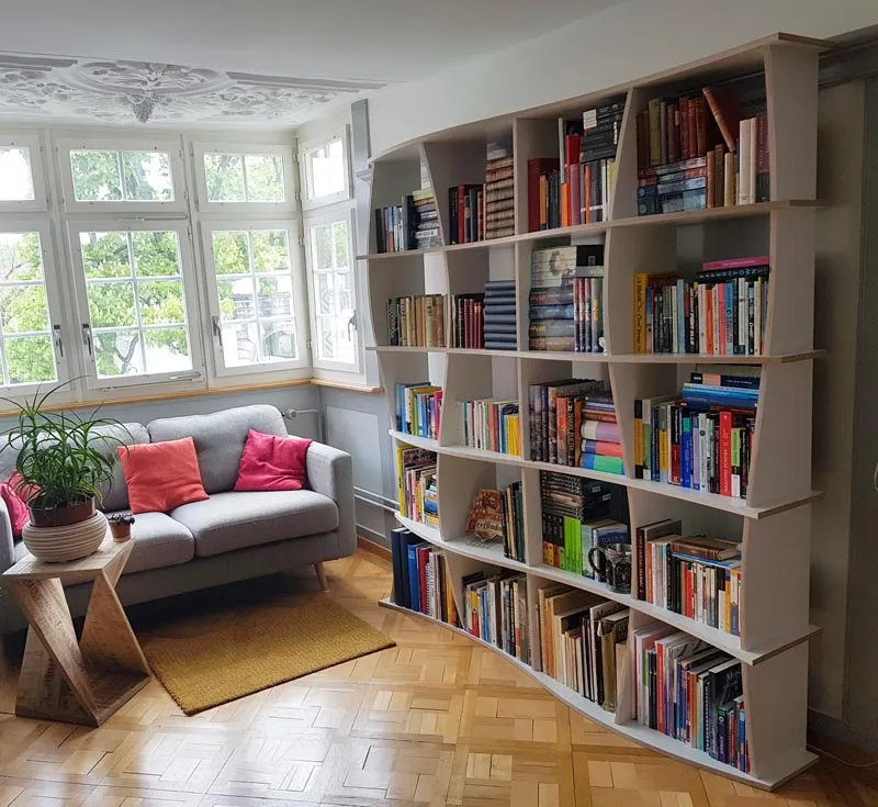 Geschwungenes Bücherregal