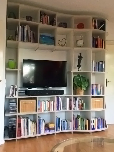 Wellenförmige Wohnwand