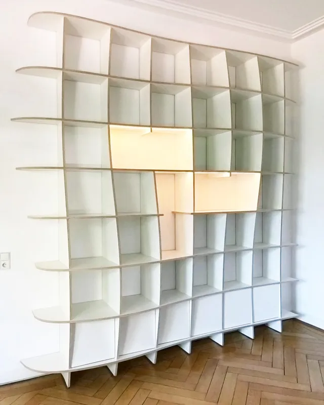 Organisches Regal mit Lichtsystem