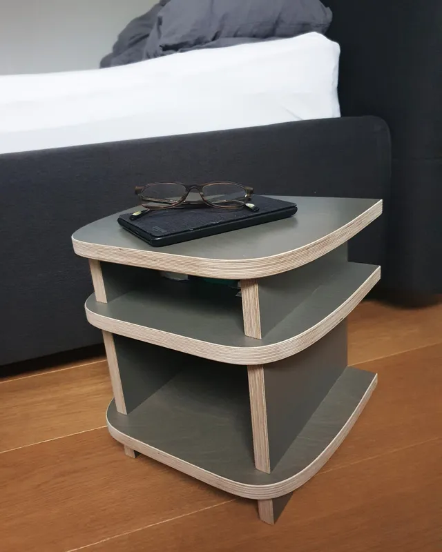 Kleiner Nachtisch mit Ablageflächen