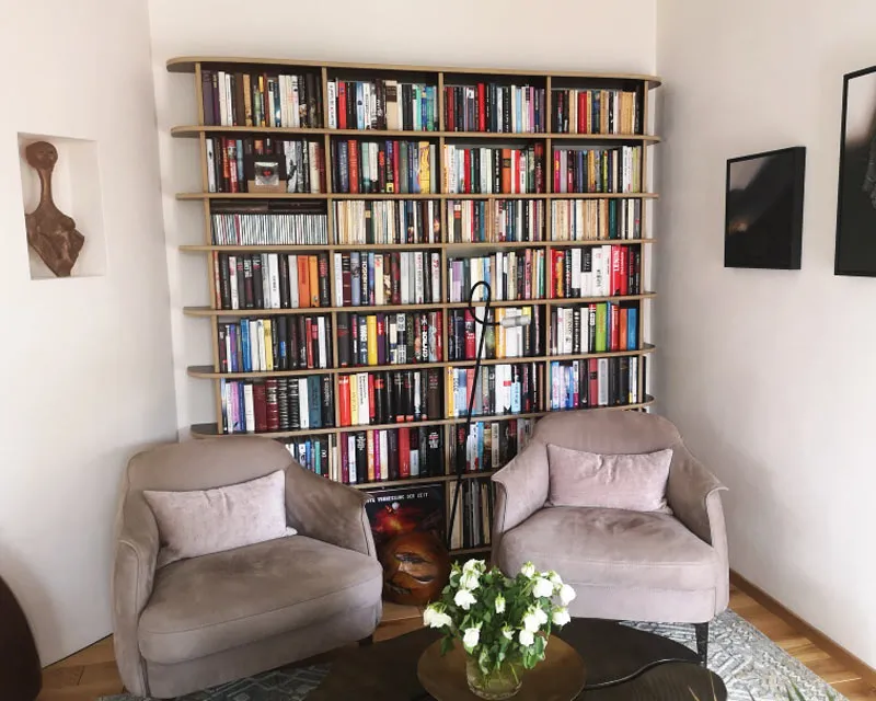 Abgerundetes Bücherregal