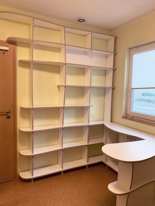Organische Theke mit Bücherregal