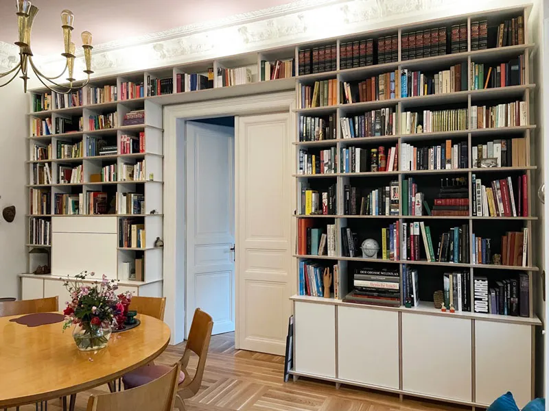 Bücherregal um Tür