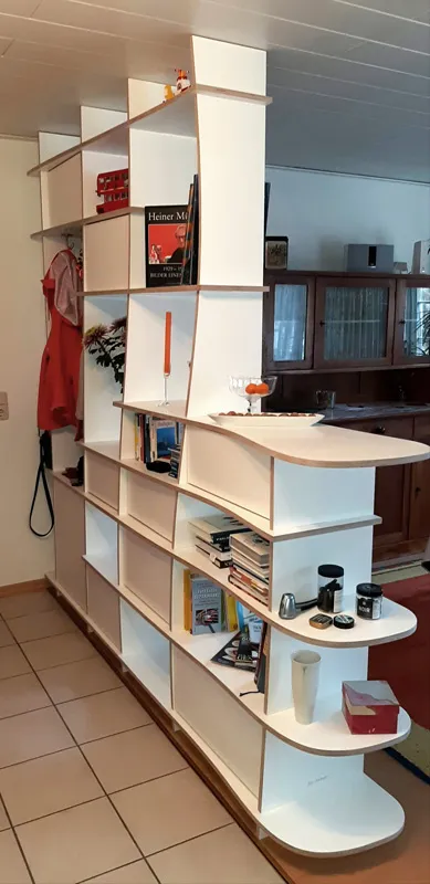 Raumtrenner mit integrierter Garderobe