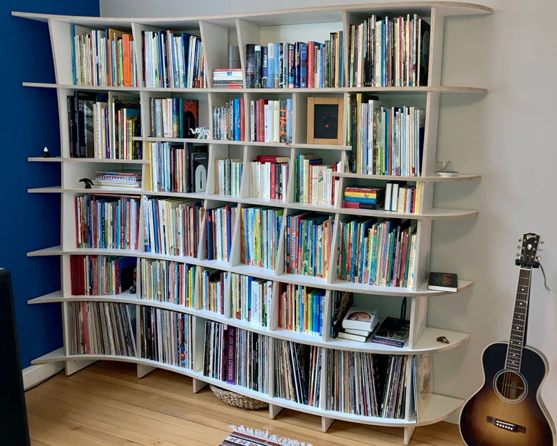 Geschwungenes Bücherregal