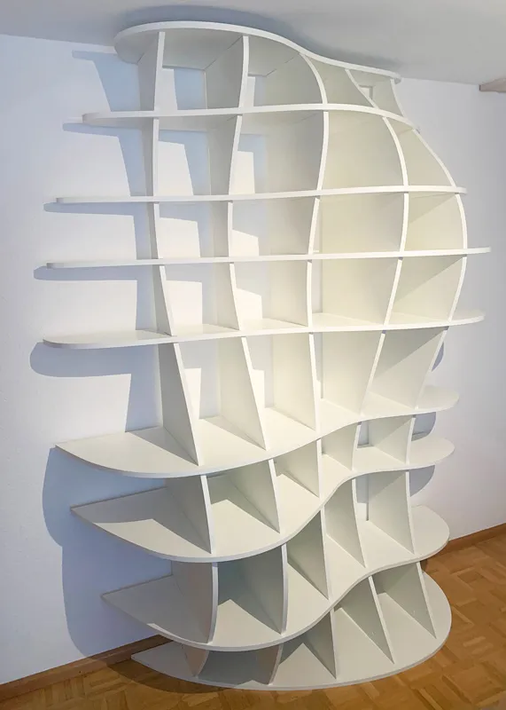 Geschwungenes Bücherregal