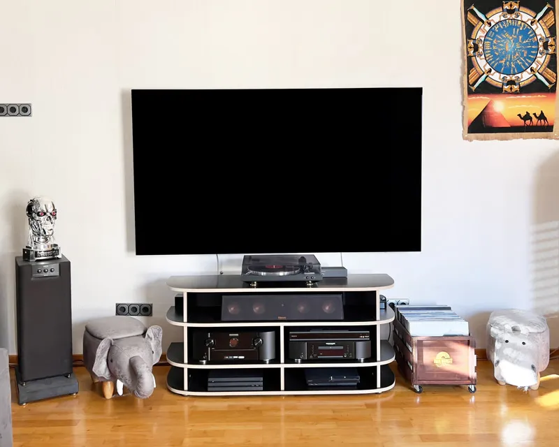 TV-Rack mit abgerundeten Ecken
