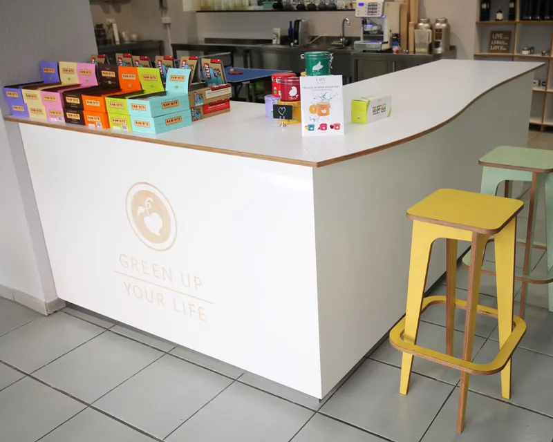 Theke mit Firmenbranding 