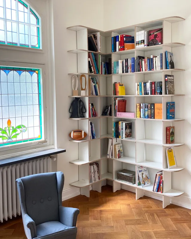 Bücherregal über Eck