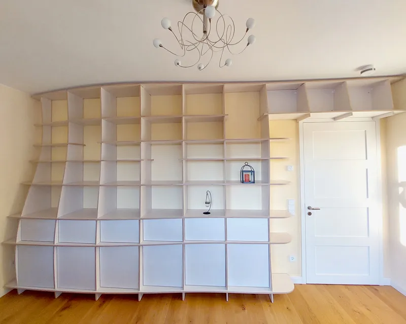 Geschwungener Bücherregal an Tür angepasst