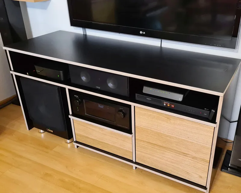 TV Lowboard mit Echtholz Türen