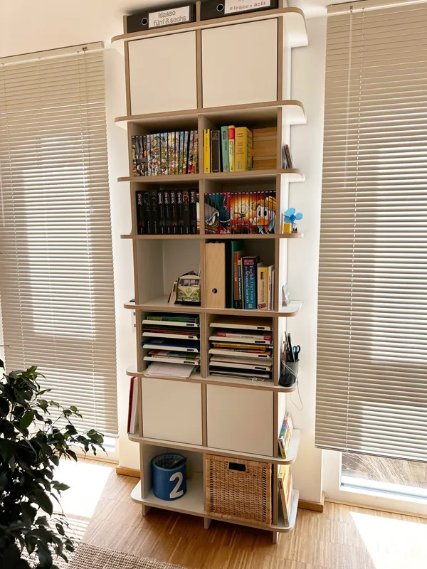 Schmales Bücherregal