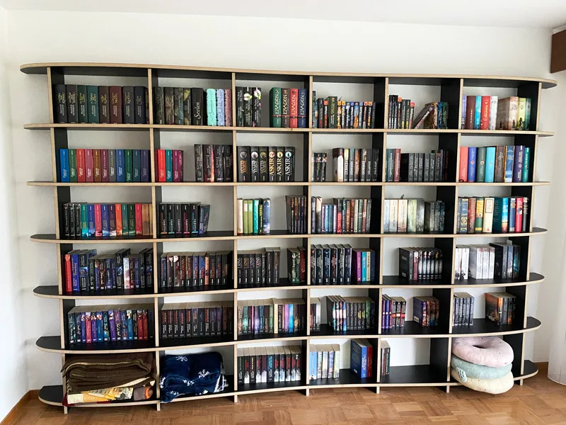 Leicht geschwungeses Bücherregal