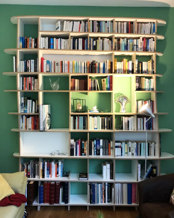Geschwunges Bücherregal