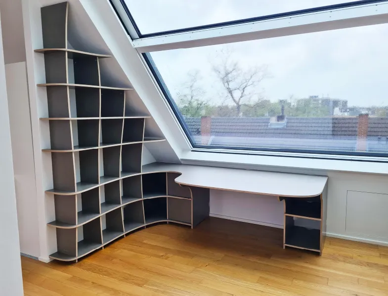 Eckregal mit Schreibtisch
