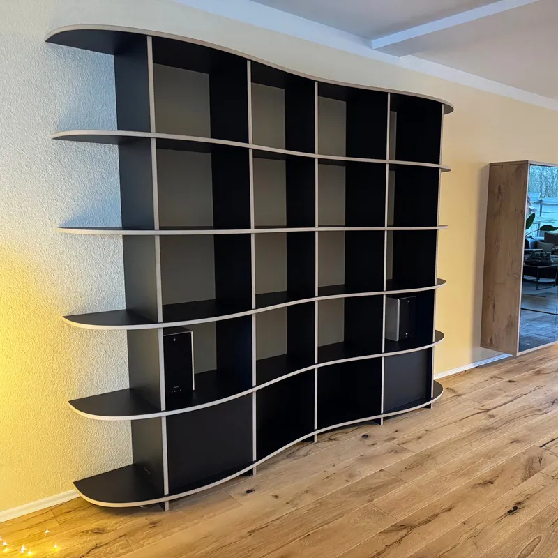 Geschwungenes schwarzes Regal