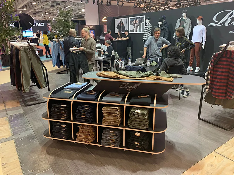 Stylisches Ausstellungsregal mit Präsentationsfläche